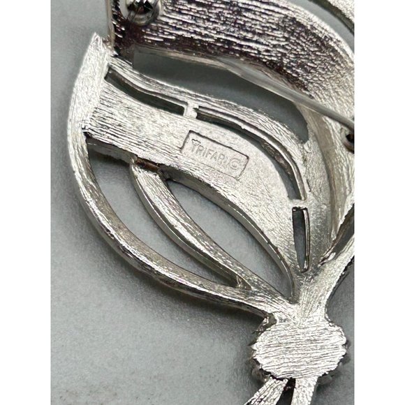 Vintage Signed Trifari Leaf Brooch Textured Silver Tone Classic & Elegant Design - Picture 6 of 7